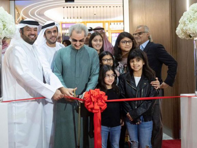 الوليد بن طلال يفتتح ”أفخم“ سينما بالشرق الأوسط في السعودية
